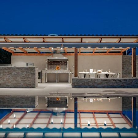 Antonia Villa - Luxurious Serenity With Private Pool, By Zantewize Kalipadhon Екстер'єр фото