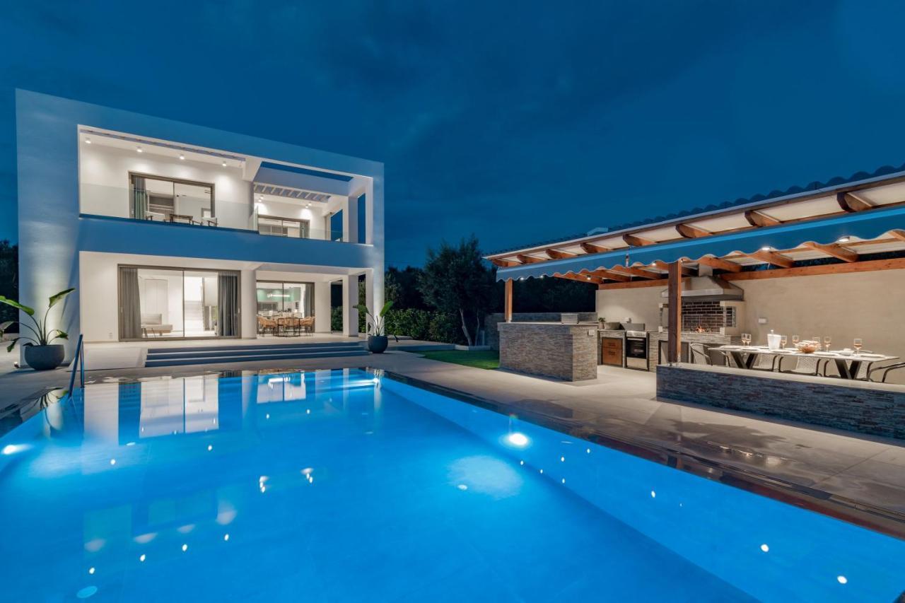 Antonia Villa - Luxurious Serenity With Private Pool, By Zantewize Kalipadhon Екстер'єр фото